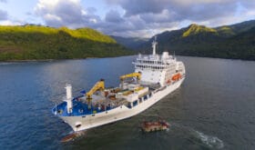 Willkommensgruß mit Blumenkranz und Muschelkette